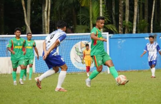Pemain PSPP saat berebut bola dengan pemain Kompak FC, Rabu (13/12/2023) kemaren di lapangan Durian Gadang, Sungai Sariak. Skor berkesudahan 4-3, untuk kemenangan Kompak FC.